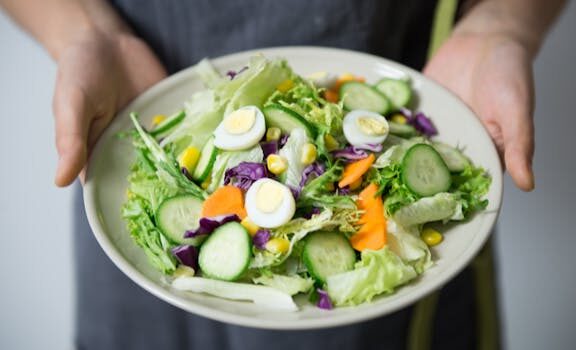 How to harvest lettuce so it keeps growing: top tips for more salad leaves